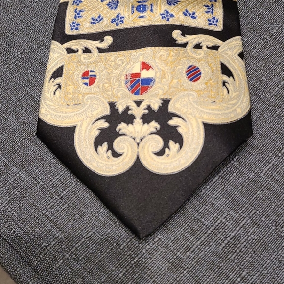 Tie by Gianfranco Ferre 100% silk with intricate logo - Picture 3 of 12